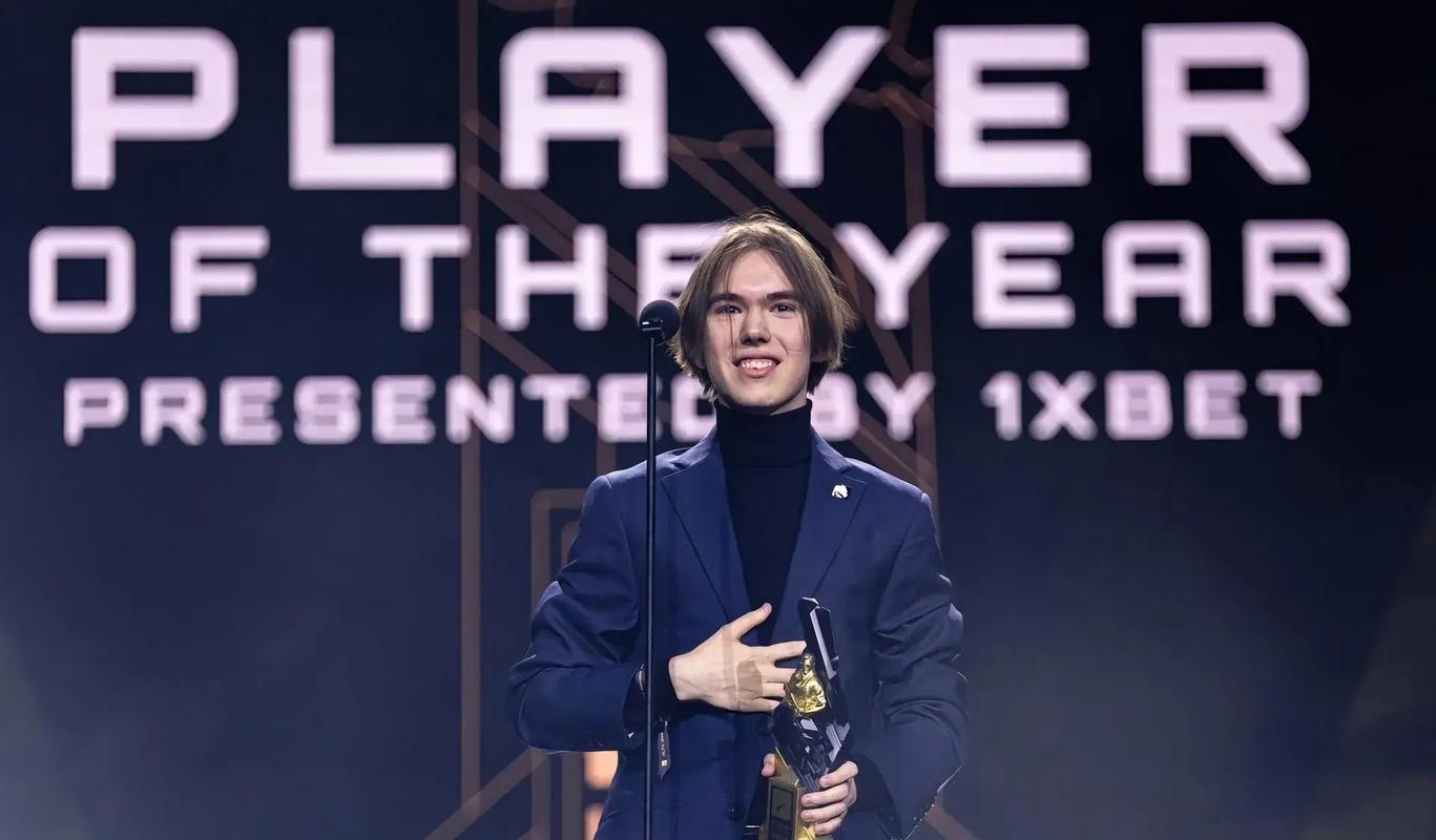 Poppy：369感觉没有突破自我只玩自己玩的好的英雄，在JDG养坏了