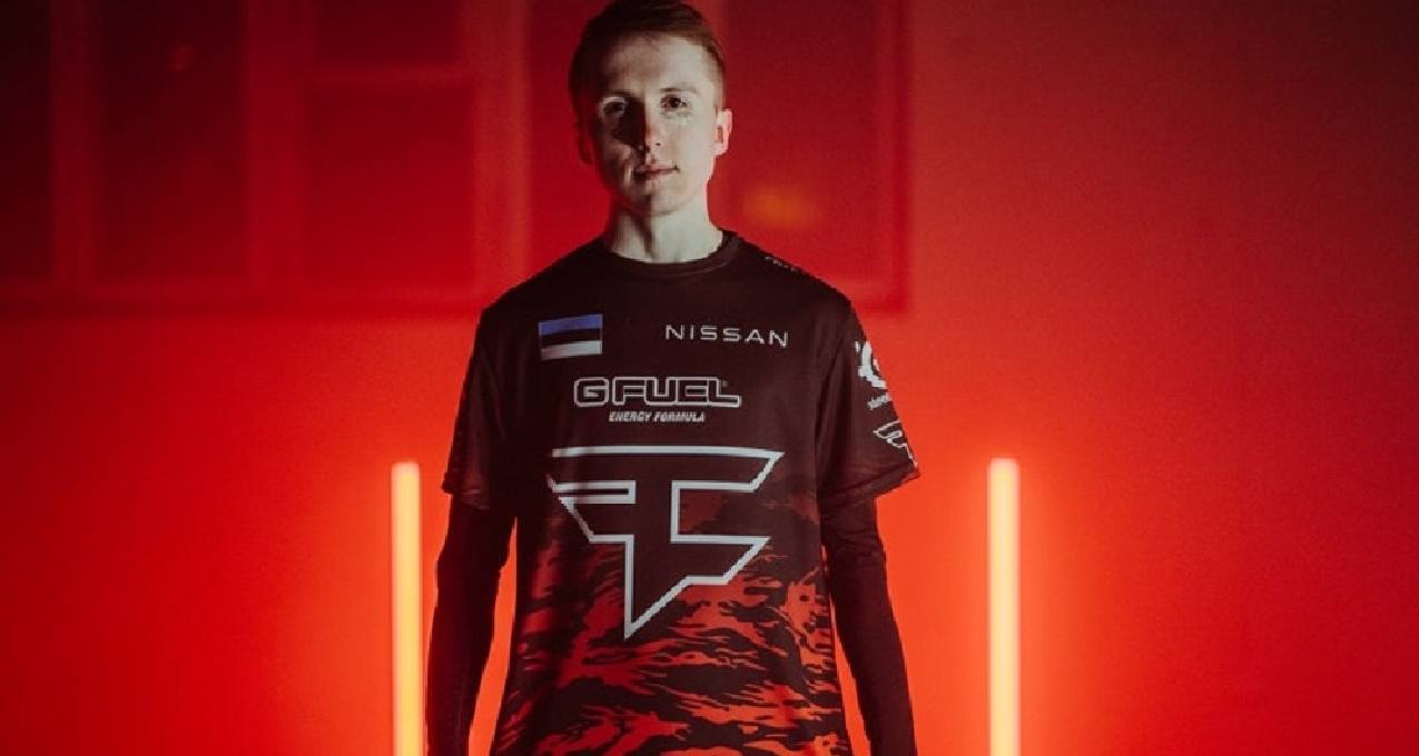 谁养了这个怪物Panson？ Xiaotian 在场上游走，抓住了 Saber 。 Weibo Gaming 首先拿下了赛点